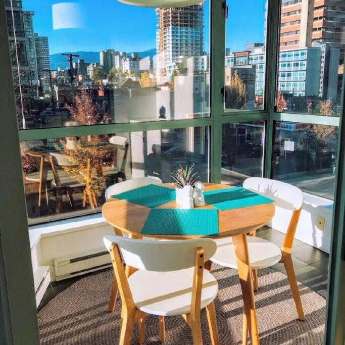 Bright 2 Bedroom Downtown With Free Parking Apartamento *